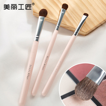Beautiful craftsman pony hair Eyeshadow brush Portable single eye makeup brush Soft hair eye makeup detail smudge brush