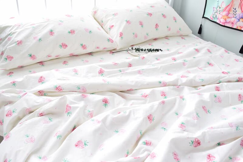 Màu trắng nhạt phía dưới trái cây mềm mại chị em bán chín dâu bông twill đơn tấm chăn gối có thể được tùy chỉnh ga giường cute