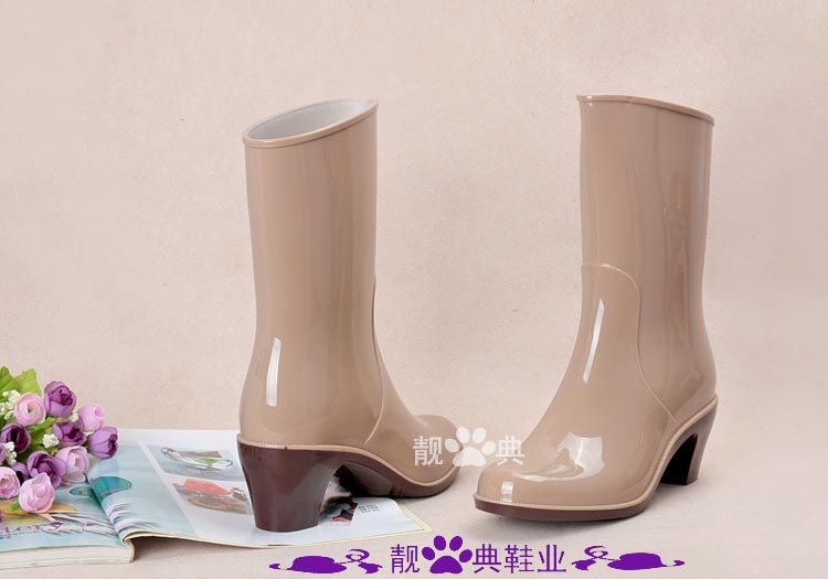 Giày cao gót thời trang cao gót đi mưa mùa xuân, mùa hè, mùa thu và mùa đông Giày nước có thể được thêm vào vớ nhung đi mưa của phụ nữ giày cao su chống trượt giày đi mưa nữ thời trang