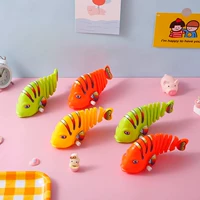 Интернет -знаменитости игрушки будут встряхивать рыбу, без батареи, бегите, направляют игру игрушку ребенка