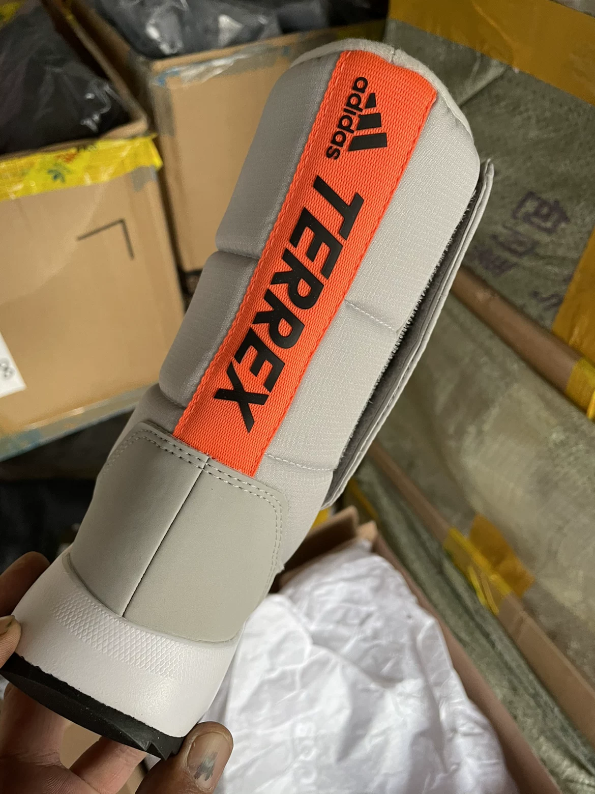Женские зимние утепленные высокие ботинки AdidasTERREX, наружная нескользящая походная обувь EG9740