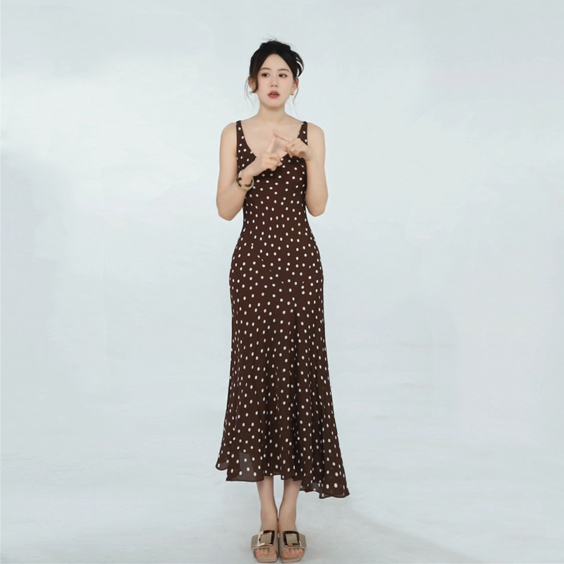 Miao Xiang ◇ Bias-Cut ~ Brown Polka-Dot Slim-Fit Spaghetti Strap Long Dress, the Same Style as Ouyang Nana's Vacation Waist-Cinching Dress. Miao Xiang ◇ Bias-Cut ~ Brown Polka-Dot Slim-Fit Spaghetti Strap Long Dress, the Same Style as Ouyang Nana's Vacation Waist-Cinching Dress.