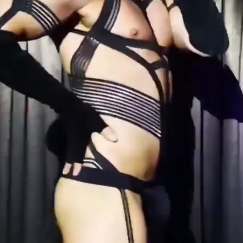 Ночной клуб DS Мужской Gogo Performance Sucte ослаблен и плотно привязан к серебряной железной цепи сексуальной груди с белым лежащим в эластичном поясе WP