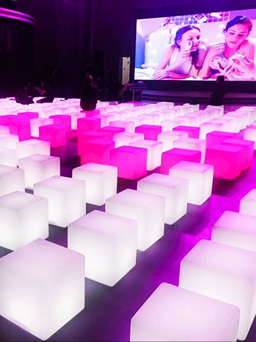 Светодиодный светодиодный кубик на открытом воздухе.