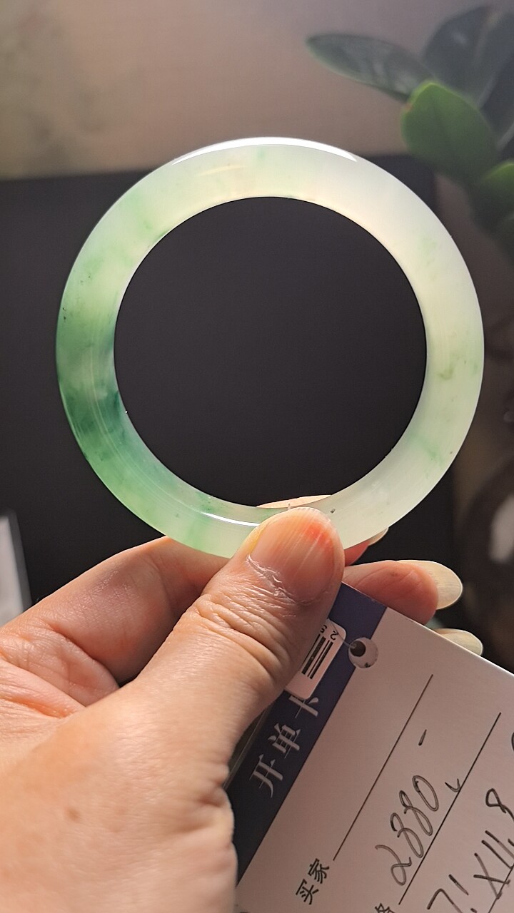 天然A货非洲翠高冰飘花手镯57.6*12.7*8.7（13号）：翡翠界的颜值担当