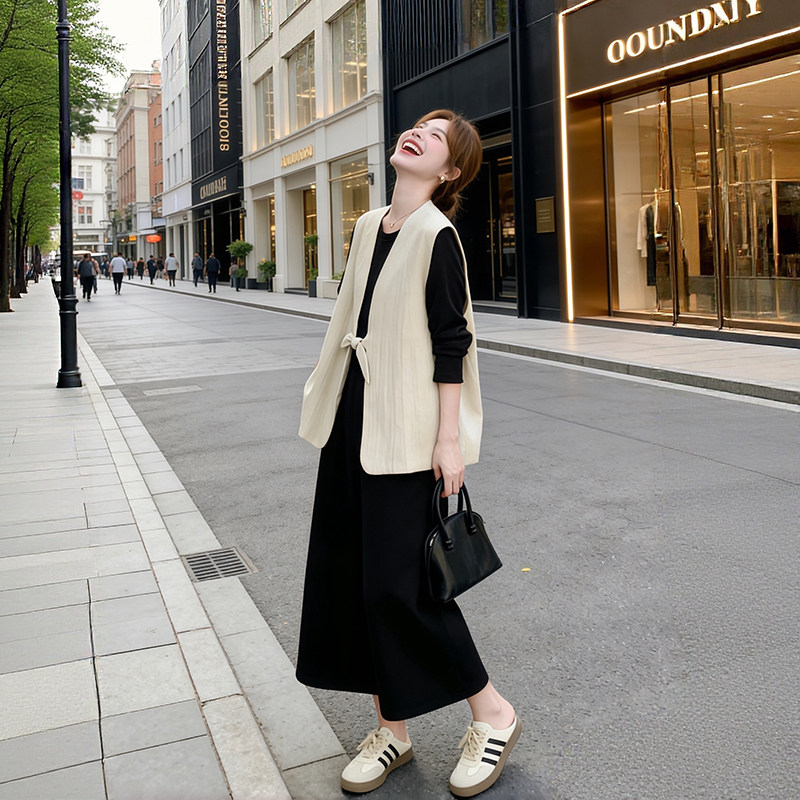 今年のトレンド感満載でとってもキュートなレディースツーピースセット：長袖ベスト、スウェットシャツ、ワンピースのセット。若々しくスタイリッシュなルックスで、ヴィンテージテイストがお好みの方にぴったりです。