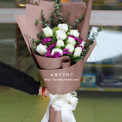 My girlfriend confessed her love by sending 11 white roses to a flower shop in Shanghai. Flower shops in Changning, Minhang, Pudong, Huangpu and Songjiang also sent flowers