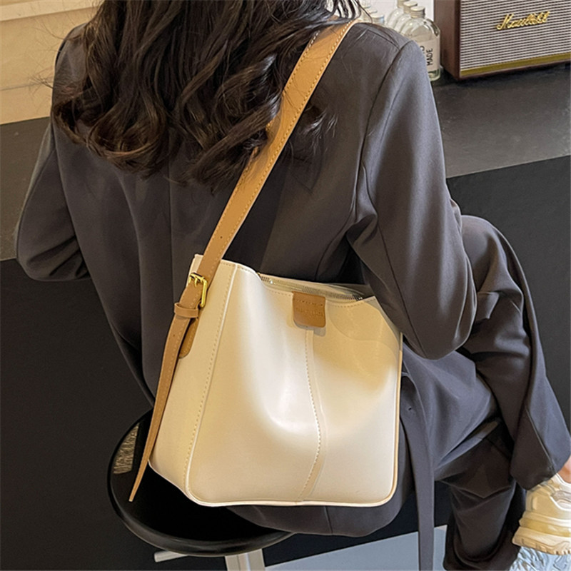 This Year's Popular Bags for Women Are Large-Capacity 2024 Retro New Fashion Korean Shoulder Crossbody Bags with a Textured Bucket Bag Design