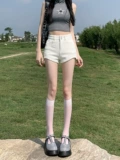 Белые джинсовые шорты, тонкие приталенные эластичные штаны, А-силуэт, в обтяжку