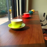 Американский железный сплошной древесина. Домохозяйственное столик, стул в молочный чайный магазин против стены на столе настольной столешницы с высоким содержанием стола и стула