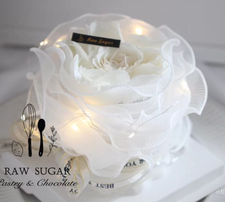 Red Crankled Yarn Cake encircled decorated Seven-Eve Valentine's Day Rose Girl's Birthday Cake Dress