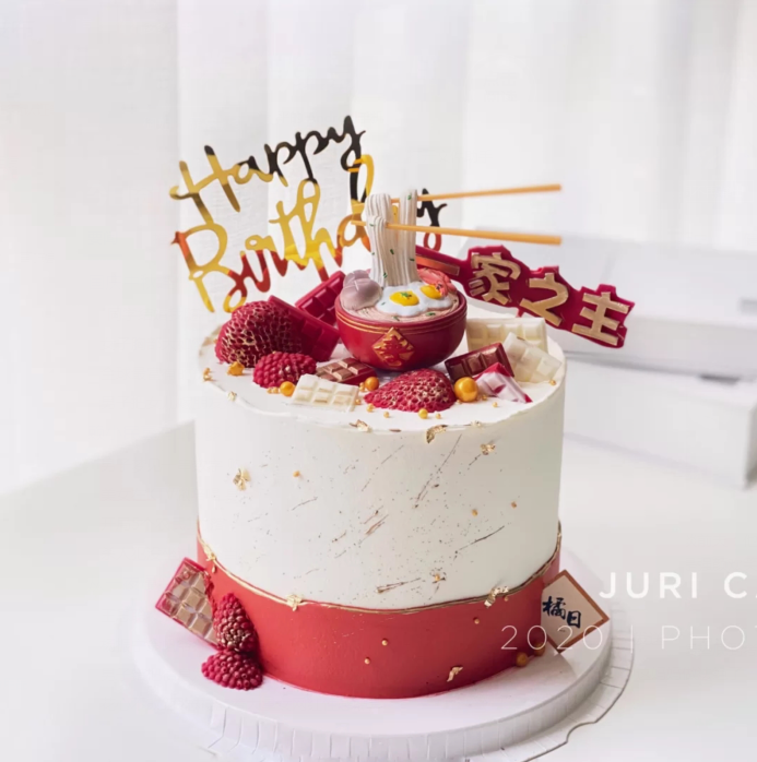 Long-life cake decorated with sunglasses sofa life life and red folding fan life cake interpreted