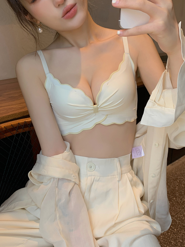 Latex underwear women's small breasts gather without steel ring to receive the pair of breast proof saggy, sweet and sweet no-mark underwear suit