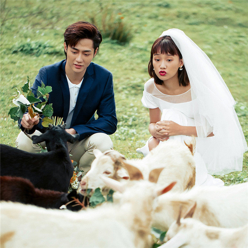 The new minimalist bilayer styling brigade takes pictures of the shaded-yarn hard-yarn bestie bridal-brides wedding wedding dresses