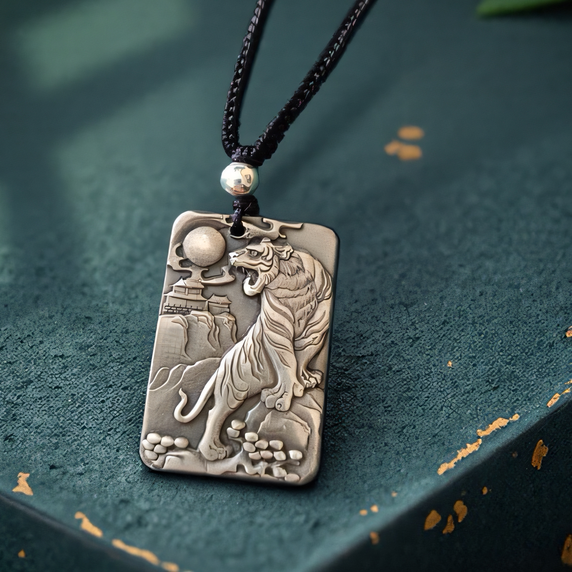 虎のペンダント、999純銀ネックレス、山を登る虎、干支の虎、男女兼用の幅広でしっかりとした四角いキーホルダー。