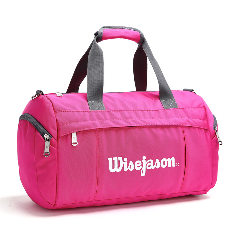 Маленькая спортивная сумка. Сумка для путешествий. Сумка цилиндр спортивная. Небольшая сумка в фитнес зале для личных вещей.