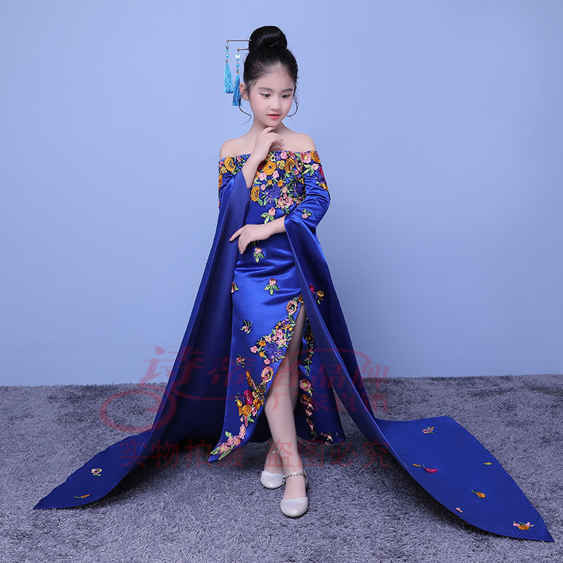 Người mẫu trực tiếp trình diễn catwalk cô gái mặc áo dài tay công chúa váy chủ từ vai trẻ em trình diễn trang phục buổi tối - Váy trẻ em váy đầm đẹp cho bé yêu