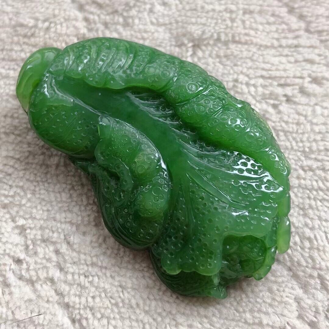 Natural and Tian Yubei jade spinach green cabbage Russian pendant pendant pure hand engraving pendant pendant pendant emerald