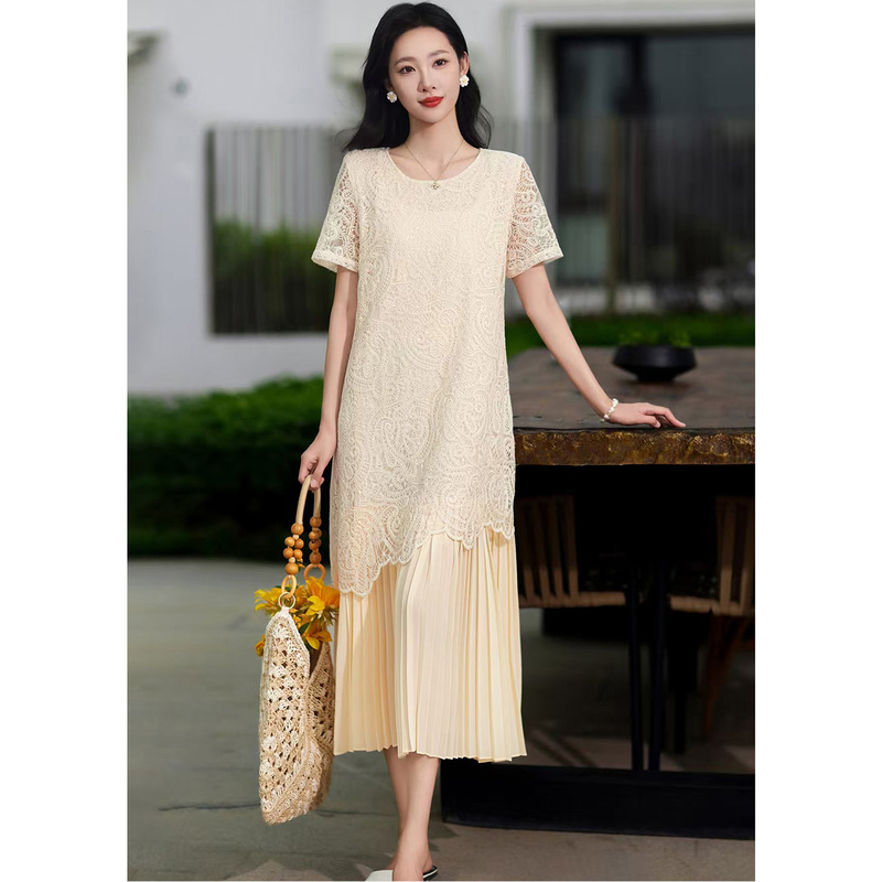 Plus-Size Women's Clothing, Elegant Style for Slightly Chubby Women, Slimming and Body-Covering Straight Dress, Lace Splicing, Faux Two-Piece Pleated Long Dress