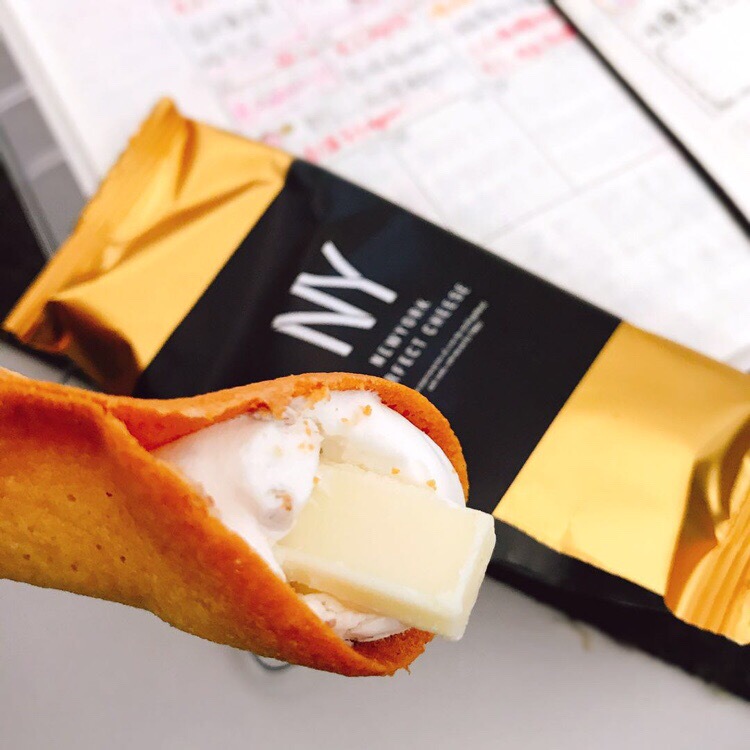 Papi Sauce Recommends Japanese Internet Celebrity Lady Roll Tokyo Station Limited Ny Cheese Roll Fresh Cream Sandwich Crispy Biscuits