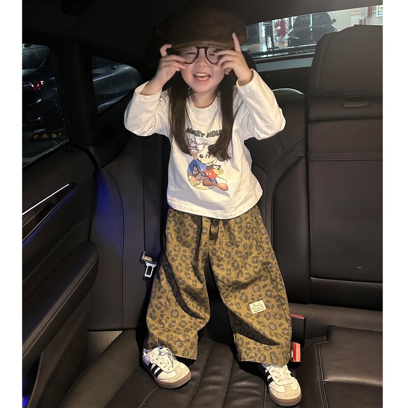 Korean Style Girls' Outfit 2026 New Autumn Clothing for Baby Girls, Very Cute White Mickey Pure Cotton T-Shirt and Leopard Print Pants