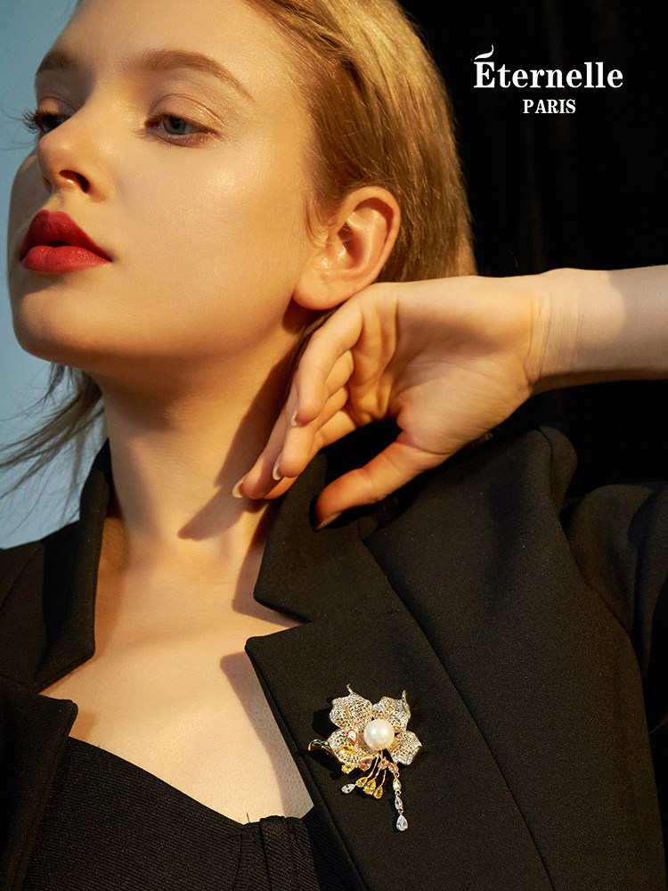 French Eternelle High-End Brooch for Women, Niche Design, Light Luxury Corsage, Elegant Flower Collar Pin, Birthday Gift