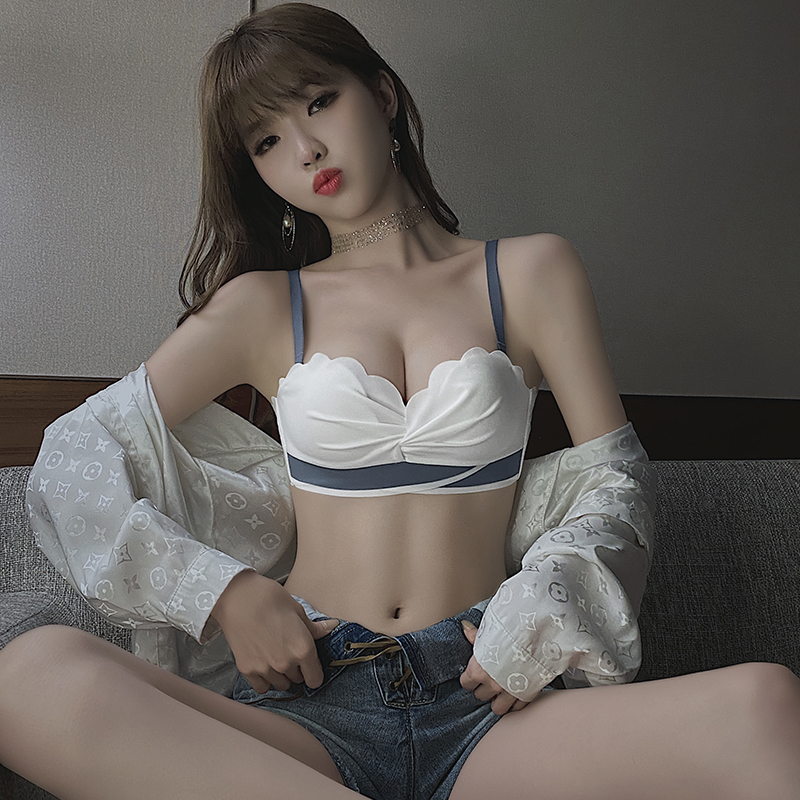 Strapless non-slip underwear women's small breasts gathered to collect auxiliary breasts to prevent sagging without steel ring on the support adjustment underwear set