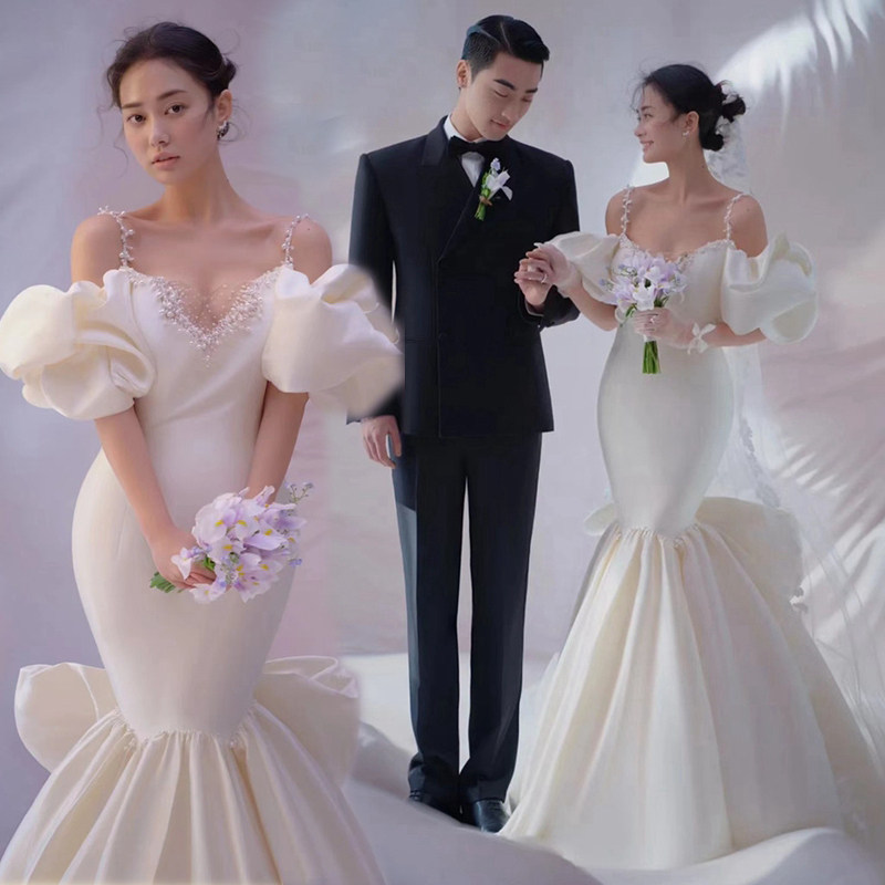 Photo studio theme clothing Korean style sling puff sleeves fishtail satin wedding dress couple photo photography photo white dress