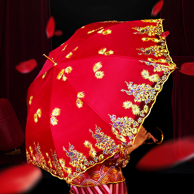 The upscale red long handle umbrella goes out to the bride to accompany the wedding wedding with wedding wedding items out of the car Red umbrella