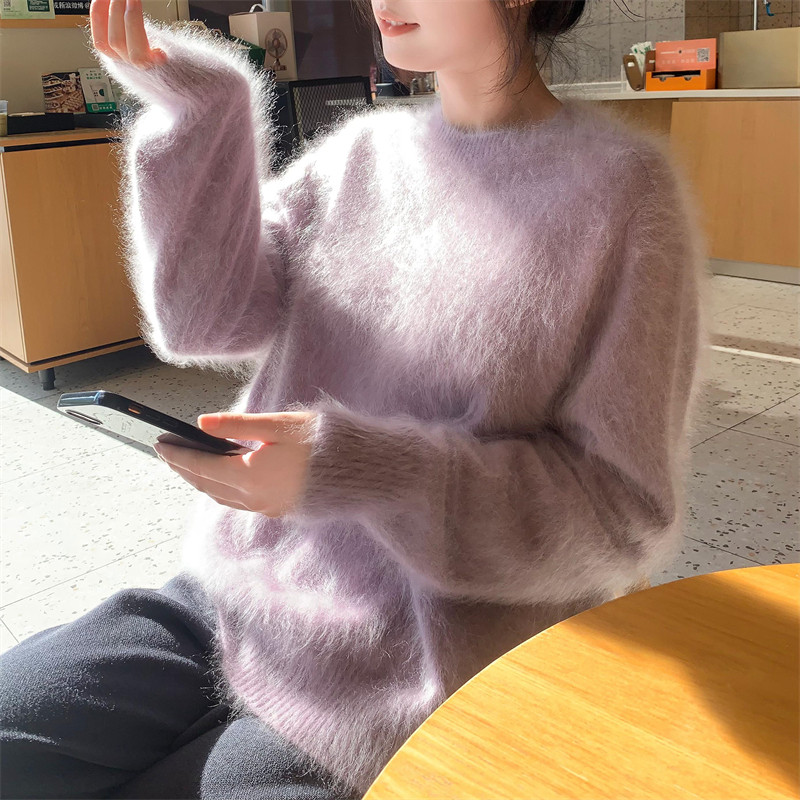 霧がかったような雰囲気を持つ、100％ピュアカシミヤのレディースセーター。長袖、ゆったりとしたシルエット、起毛フリース裏地付き。