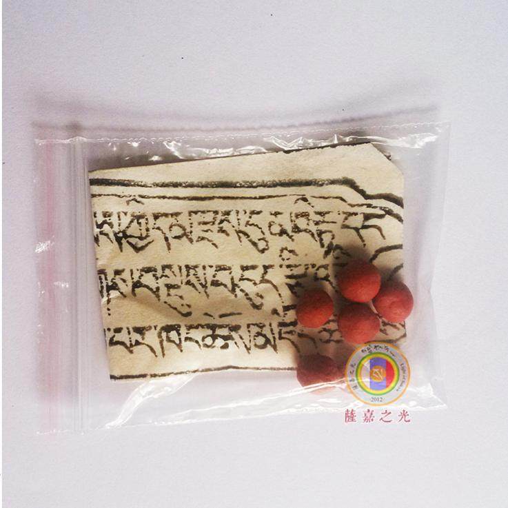 The mysterious Derge Printing Institute cleans the small earth pills made of the printing board and the incense pills are filled with zang, smoke offerings, and worn