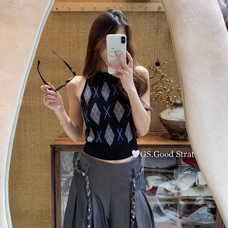 Retro Preppy Style Diamond Plaid Knitted Vest for Women in Autumn and Winter, Slim Fit Sweater Vest, Sleeveless Top Retro Preppy Style Diamond Plaid Knitted Vest for Women in Autumn and Winter, Slim Fit Sweater Vest, Sleeveless Top