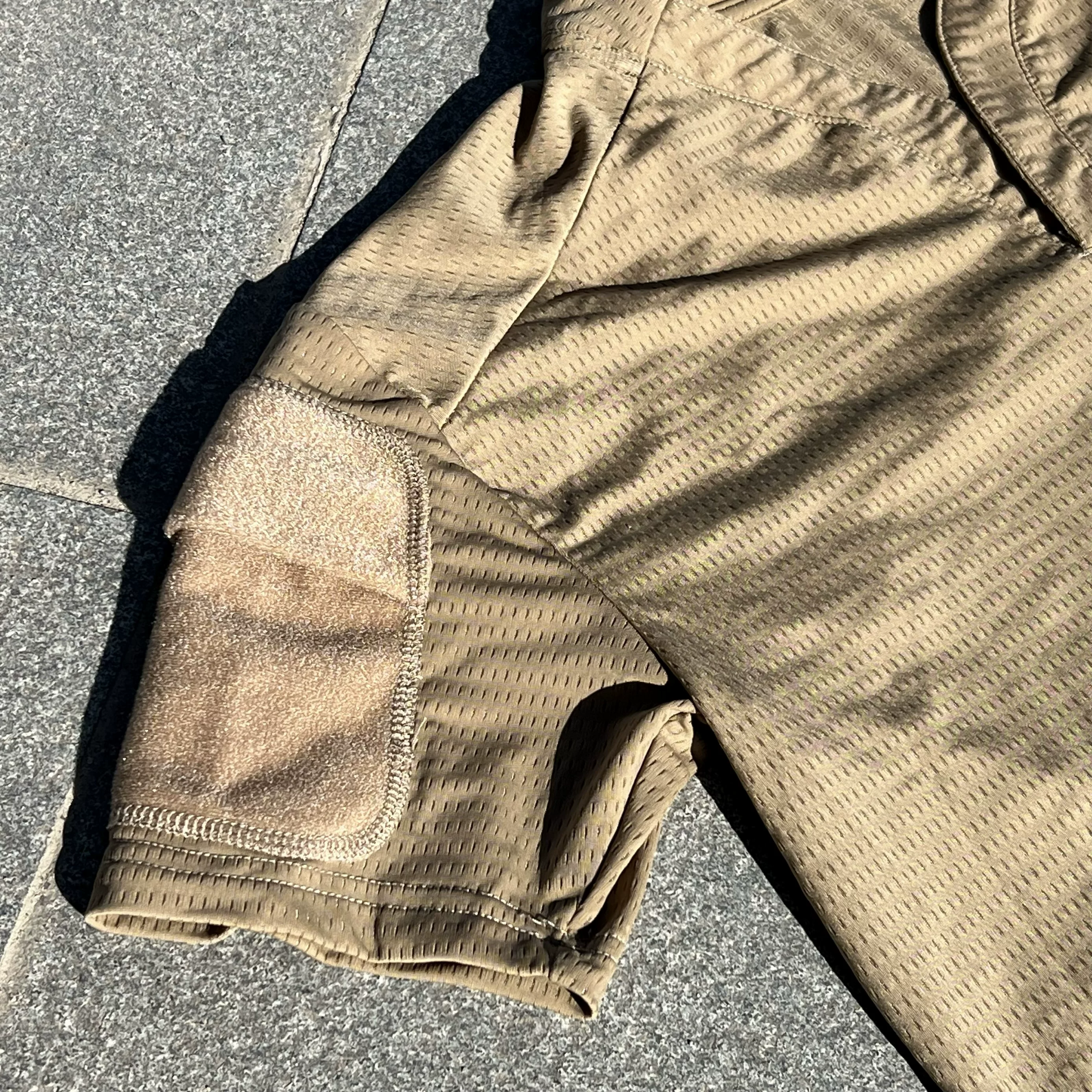 Detalle de tejido y costuras de camiseta táctica