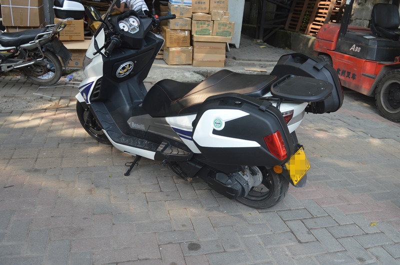 Qianjiang Benelli bạc lưỡi bên hộp BJ250T-8 hộp đặc biệt bên xe máy Qianjiang bên đuôi hộp thân cây hộp đựng đồ xe winner