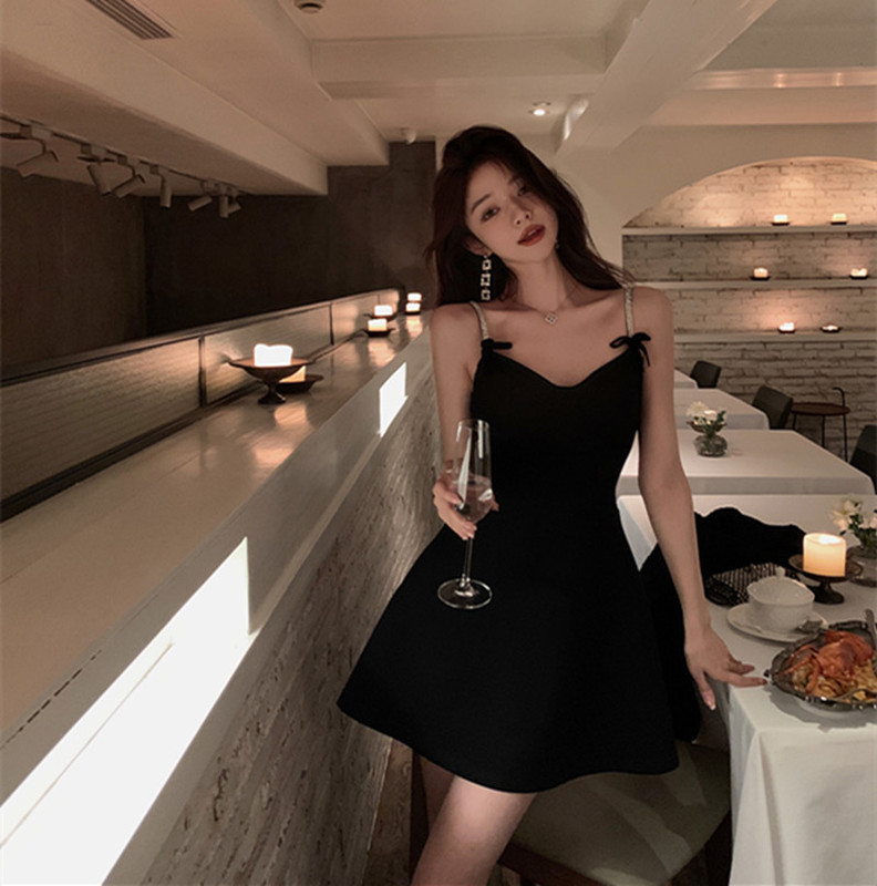Hepburn-Style Little Black Dress with Diamond Chain Straps and Bow, Slim-Fitting Birthday Dress, High-End Evening Dress