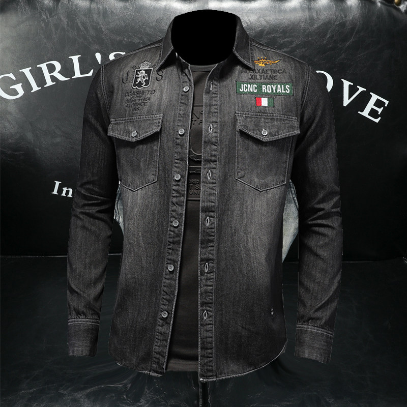 Camicia in denim nera ricamata da uomo con scritte multiriga_voghion.com
