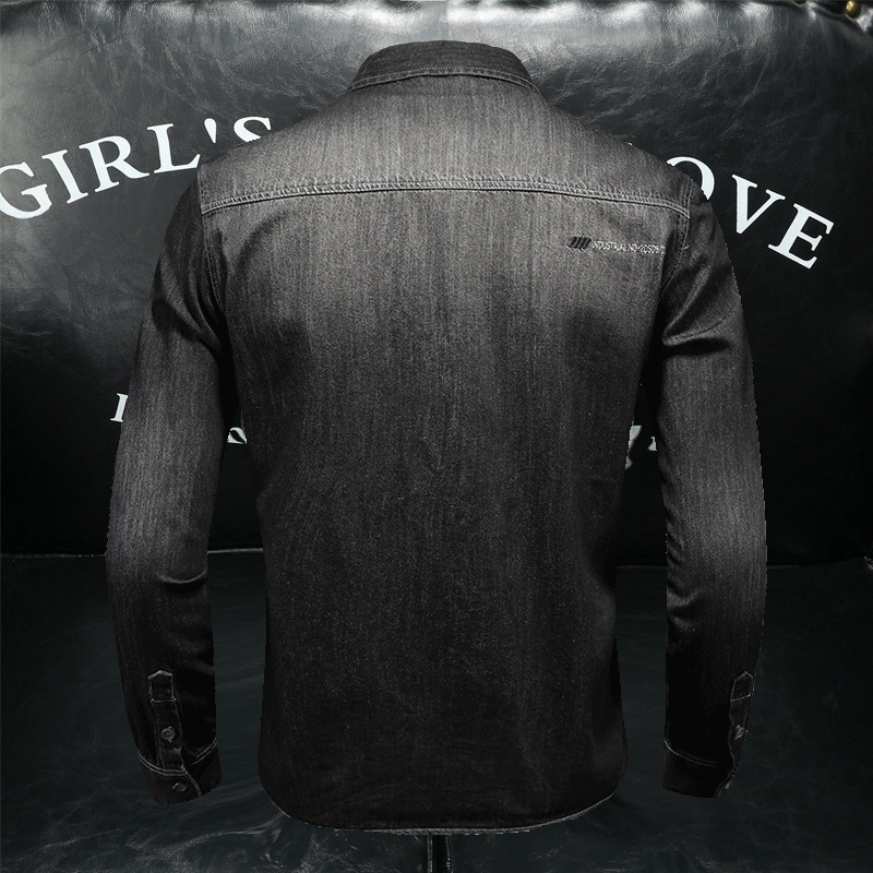 Camicia in denim nera ricamata da uomo con scritte multiriga_voghion.com
