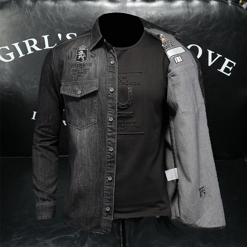 Camicia in denim nera ricamata da uomo con scritte multiriga_voghion.com