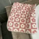 Розовое полотенце в форме цветка