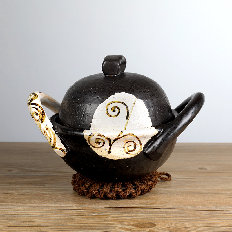 Japan Meinesco burns large ear Handmade in a pan and saucepan saucepan saucepan with a cooking pan and a pan with a stone.