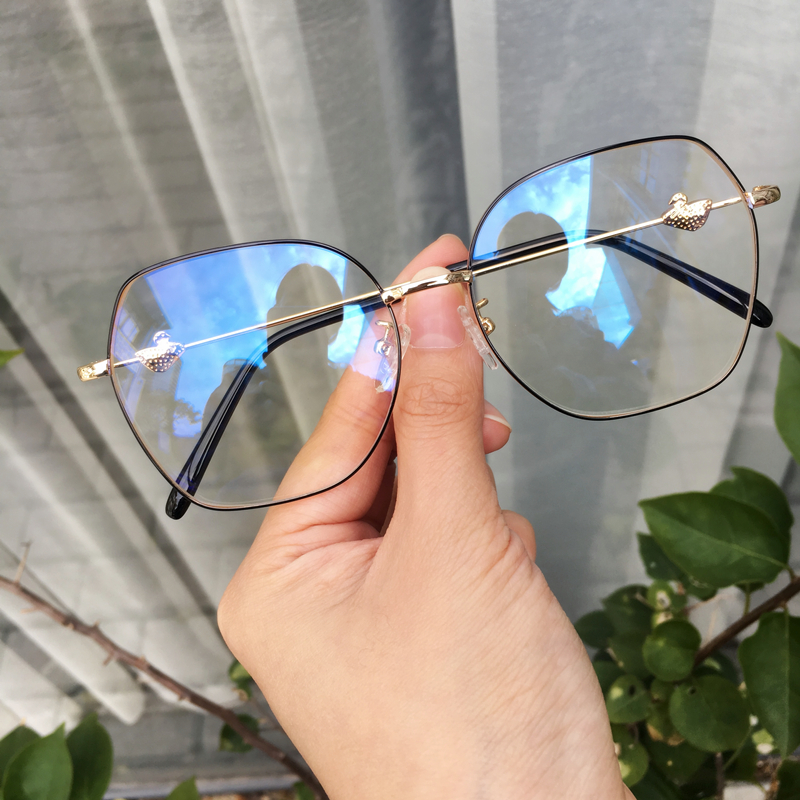 Kính siêu nhẹ hộp lớn rung tình yêu kính gương khung kính thiên nga nữ khung retro hoa hồng vàng đa giác kính phân cực