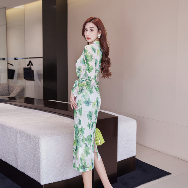 Green dress women's 2022 autumn and winter new long-sleeved temperament V-neck slim fit slim waist high-end one-step skirt