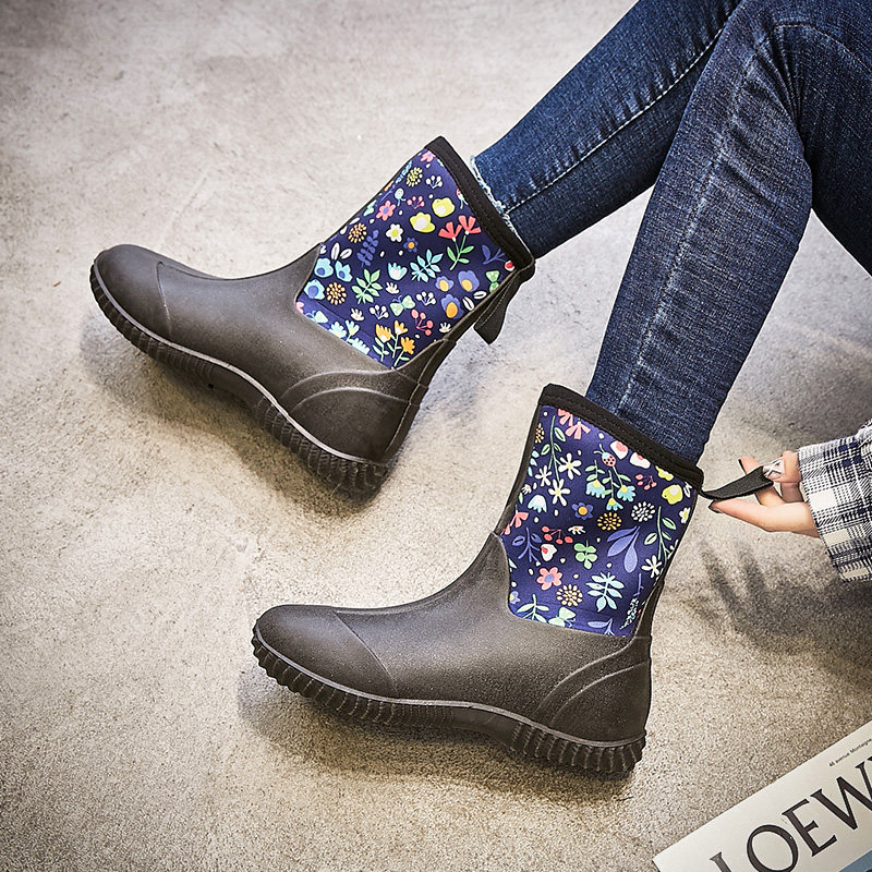 Large Size Yard Rain Shoes Women Light Waterproof Rubber Shoes Spring Summer Exterior Wear Korean version Water boots Outdoor Anti-slip Rain boot Ladies Water jacket Shoe