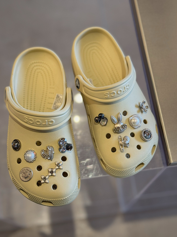 The "Rabbit Who Wants to Fly" Crocs Shoe Charms Are Suitable for Crocs Shoes and Feature Metal Decorations The "Rabbit Who Wants to Fly" Crocs Shoe Charms Are Suitable for Crocs Shoes and Feature Metal Decorations