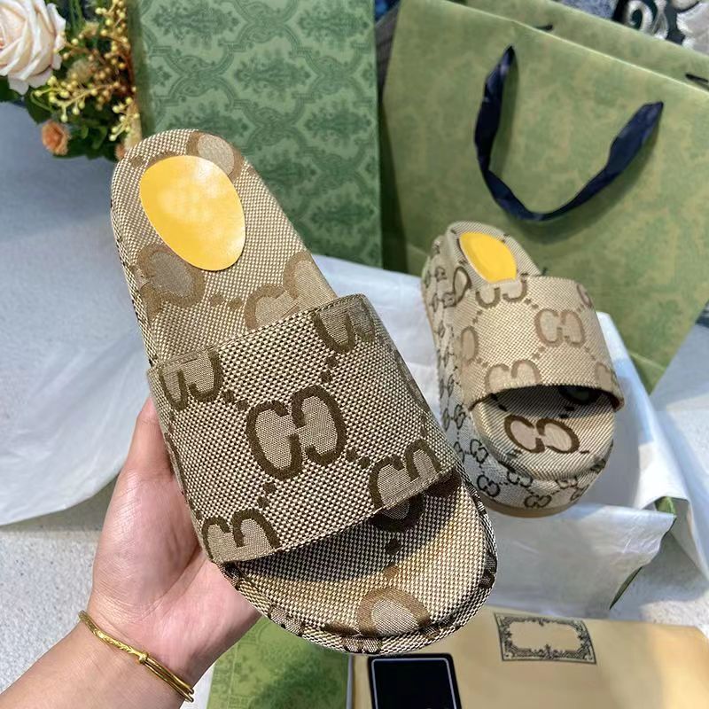 2026 Summer New Retro Floral Print Slip-On Women's Thick-Soled Non-Slip Outdoor Sandals, Fashionable and Versatile