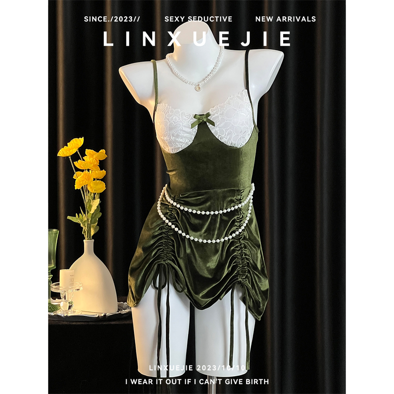 Sister Lin~ French-Style Elegant High-End Vintage Green Velvet Camisole Nightdress with Lace, Revealing Chest and Back, Bow-Tie Short Dress