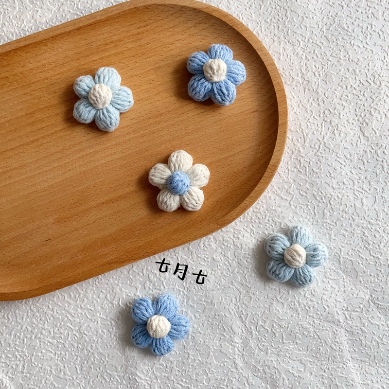 Finished Product: 4cm Hand-Woven Puff Flower Brooch in Blue Tones, Suitable for Bags and Sweaters, Small Flower Brooch Accessory