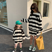 Special parent-child clothing 2022 spring new girls foreign style striped sweater shorts two-piece set net red mother and daughter clothing
