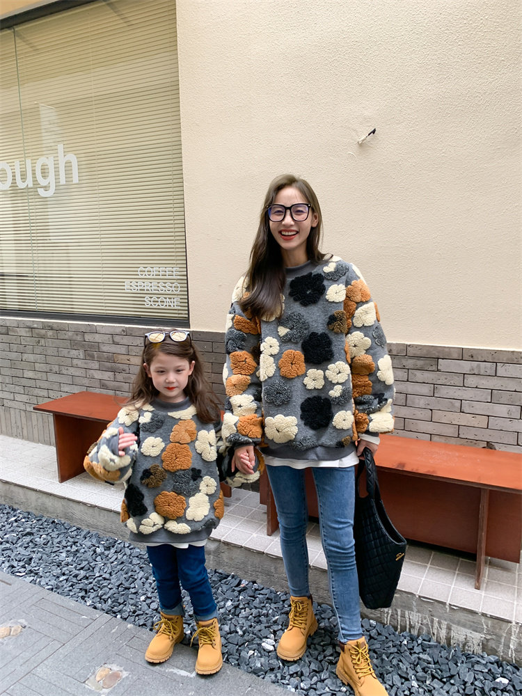 High-end parent-child clothing 2022 autumn and winter new net red girls lamb velvet flower sweater foreign style thickened mother and daughter clothing trend