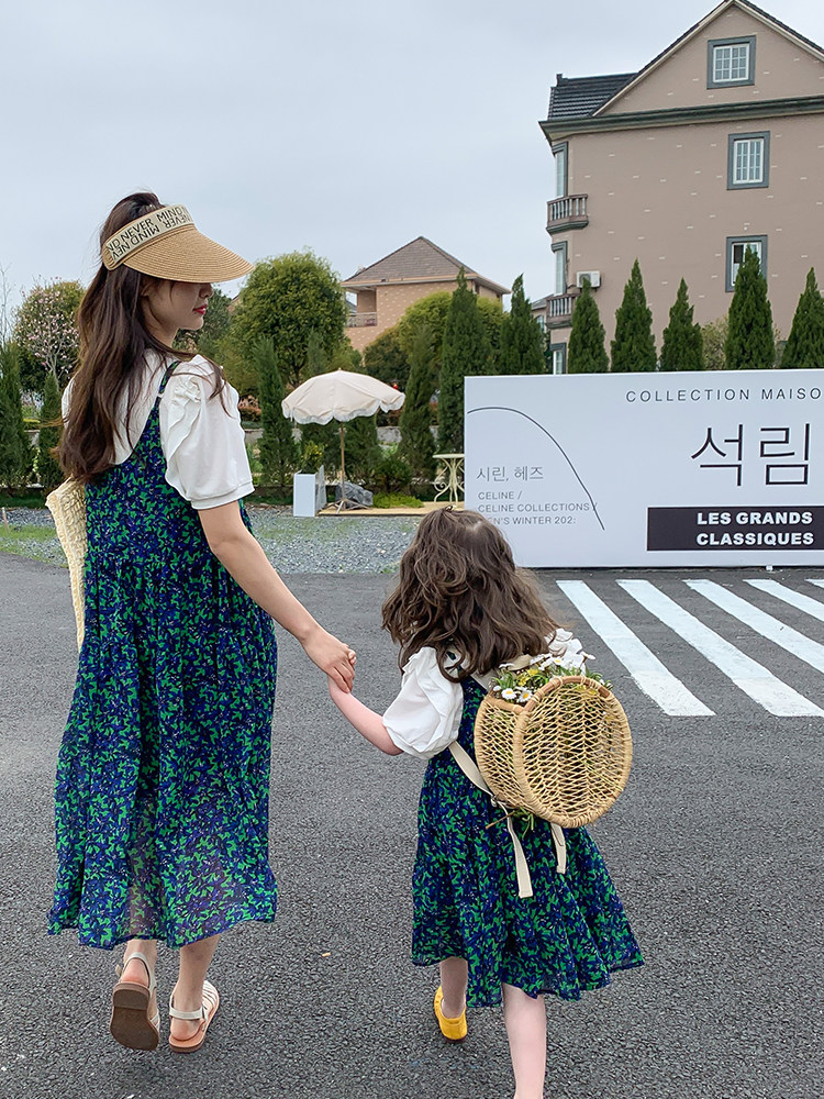 Internet celebrity parent-child dress floral dress 2022 summer new foreign style chiffon suspender skirt two-piece mother-daughter dress trend